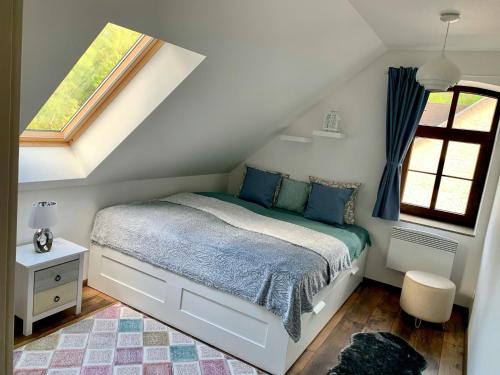 Mlýn Byňov的一间卧室设有一张床和一个窗口