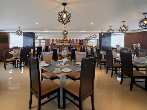 钦奈Essentia Premier Hotel Chennai OMR的一间带桌椅的用餐室