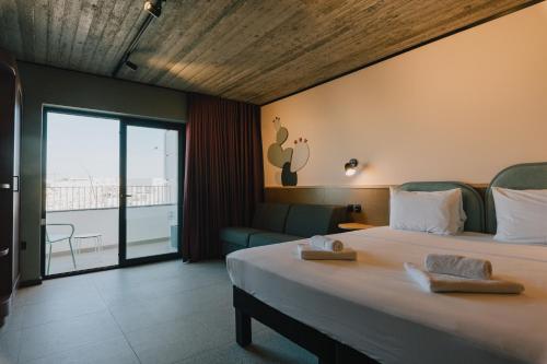 圣保罗湾城ibis Styles ST Pauls Bay Malta的酒店客房设有一张床和一个阳台。