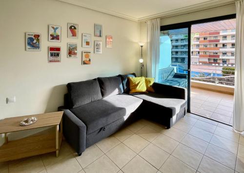 圣地亚哥港Gecko apartman的客厅配有沙发和桌子