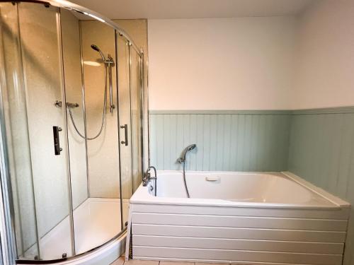 格拉斯哥Anniesland Glasgow 1bd Flat - Free Parking的带淋浴和浴缸的浴室