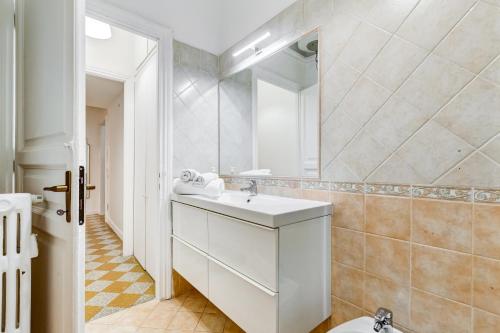 罗马NEW!! SPAGNA Suite - Your Italian Holidays的白色的浴室设有水槽和镜子