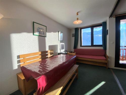 葱仁谷约克公寓的客房设有床、长凳和窗户。