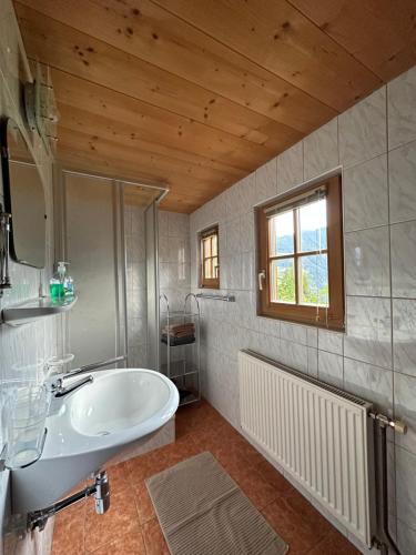 绍滕斯Chalet Astrid的一间带白色水槽和窗户的浴室