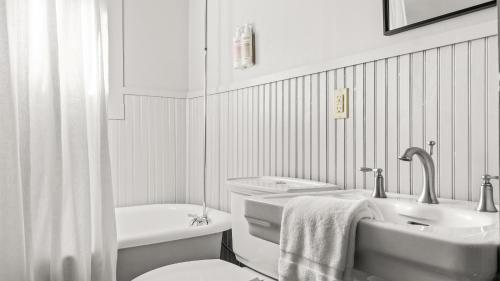 Callicoon CenterCallicoon Hills的白色的浴室设有浴缸、水槽和卫生间。