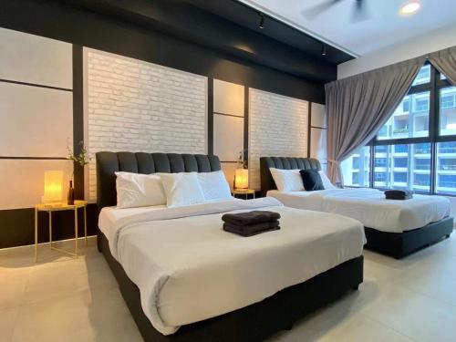 马六甲Atlantis Residences Melaka by HeyStay Management的一间卧室设有两张床和大窗户