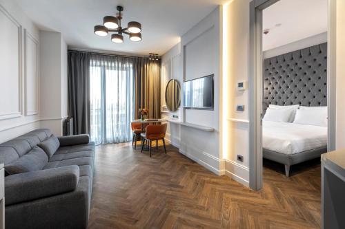 伊斯坦布尔Wish More Hotel Şişli的酒店客房,配有床和沙发