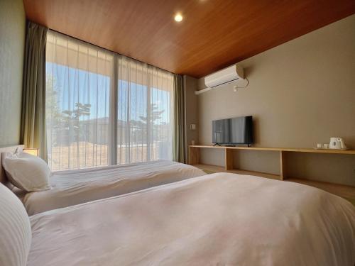 关西国际机场关西机场松庭别馆的酒店客房设有两张床和大窗户。