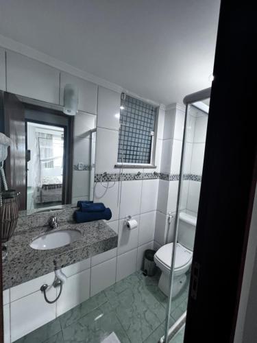 马卡埃Flat Bela Vista的一间带水槽、卫生间和镜子的浴室