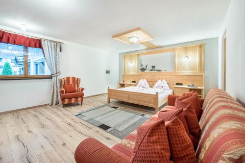 卡迪皮特拉Alpen Living - 2 Stock的客厅配有沙发和1张床