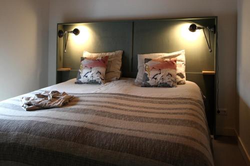 EastereinMary's Place的一间卧室配有一张大床和两个枕头