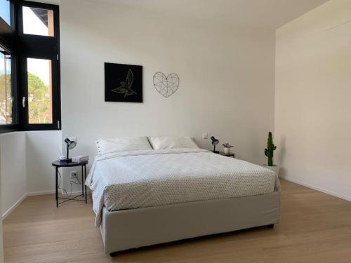 卢加诺SKY的一间卧室设有一张床和白色的墙壁