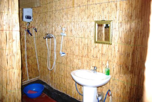 KitabiNYUNGWE VILLAGE的一间带水槽和淋浴的浴室