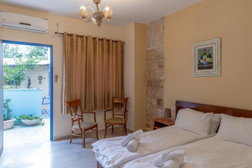 海法港口酒店的一间卧室配有一张床、两把椅子和一个窗户