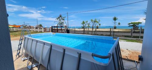 佩纳利克村Kamalia Villas的海滩景阳台上的游泳池
