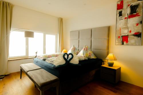 维也纳XuBa ApartmentRooms Messe Wien Prater的卧室配有一张床,卧室内有一个人躺在床上
