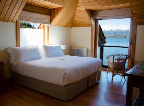 拉安戈斯图拉镇科伦托索湖与河酒店的一间卧室配有一张床,享有水景