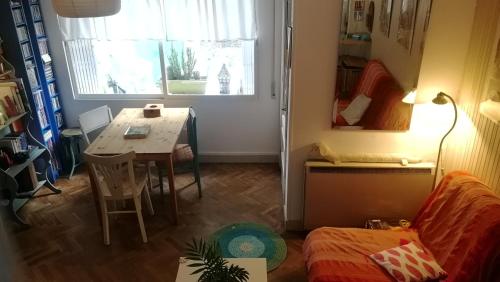 马德里Casita的小房间设有桌子、桌子和椅子