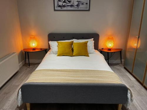 伦敦Lovely 1-bedroom apartment in London N1的一间卧室配有一张带两盏灯的床。