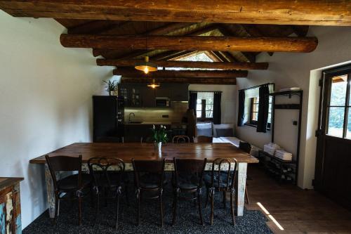 MetyloviceCOOLna的用餐室配有大型木桌和椅子