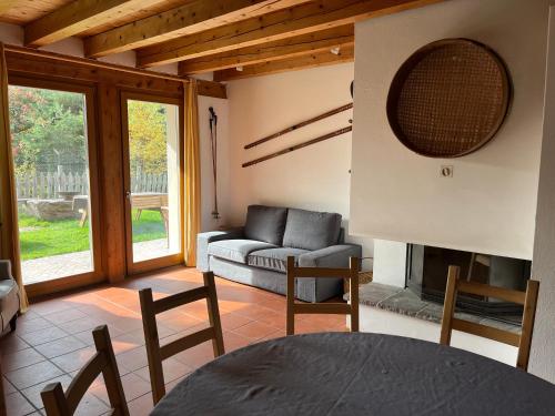 BedolloEco Chalet Nonno Silvano的带沙发和壁炉的客厅