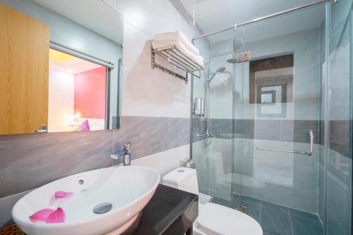 富国Sen Hotel Phu Quoc的一间带水槽、淋浴和卫生间的浴室