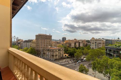 巴塞罗那Casa Gracia Apartments的阳台享有城市美景。