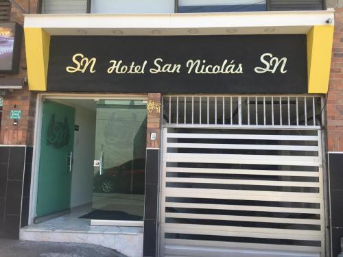 布卡拉曼加Hotel San Nicolas的商店前门,上面有标志