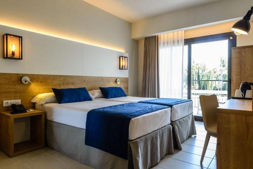 坎布里尔斯依思迪瓦埃尔多拉多度假酒店的酒店客房设有一张床和一个阳台。