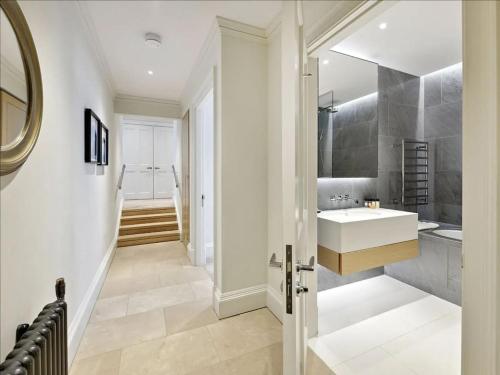 伦敦Luxurious Covent Garden Penthouse的浴室配有白色水槽和白色的台面