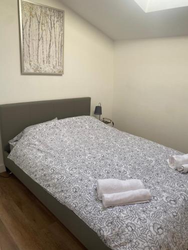 利克Town Centre Apartment的一间卧室配有一张床,上面有两条毛巾