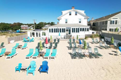 丹尼斯港By The Sea Guests Bed & Breakfast and Suites的沙滩上一束椅子