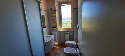 卡梅拉诺appartamento in contesto esclusivo in pieno centro的一间带两个卫生间和窗户的浴室