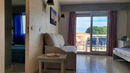 戈尔夫瑞昂Appartamento vista splendida Residence du Golf的一间带椅子的客厅和一个阳台
