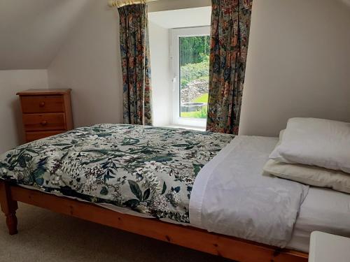 GarrykennedyLackaroe Cottage的一间卧室设有一张床和一个窗口