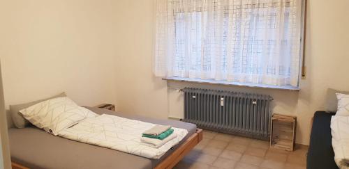 施韦青根Joanna Apartment - Schwetzingen 2的小房间设有床和窗户