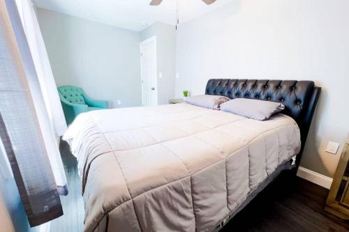 尼亚加拉瀑布The Haines Villa的一间卧室配有一张带皮革床头板的大床