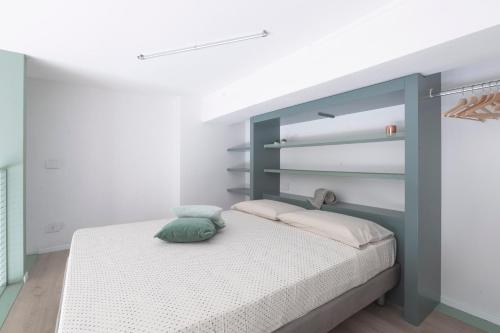 伊夫雷亚Appartamenti i Colori的一间卧室配有一张蓝色床头板的床