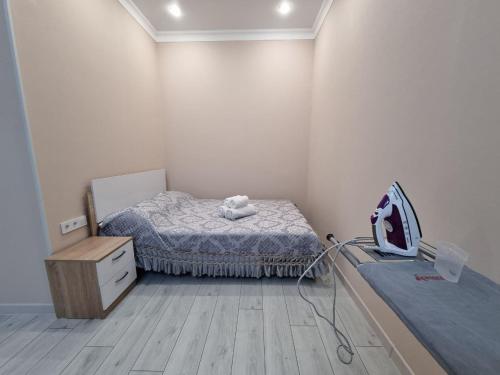 阿斯塔纳1 комнатная рядом c EXPO, Mega Silk Way的小房间设有一张床和一个五斗橱