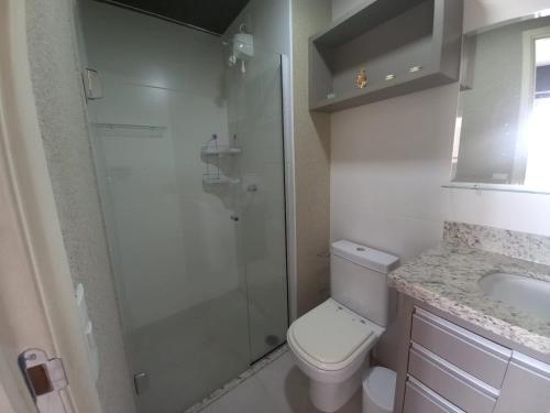 普雷图河畔圣若泽Flat Duo JK. Lindo e completo的带淋浴、卫生间和盥洗盆的浴室