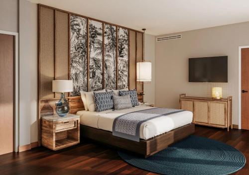马里戈特湾Zoetry Marigot Bay - All Inclusive的一间卧室配有一张床和一台平面电视