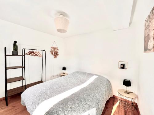 Ruelle-sur-TouvreVilla 2 chambres Netflix - Wifi - Parking - Terasse的卧室设有床铺和白色墙壁