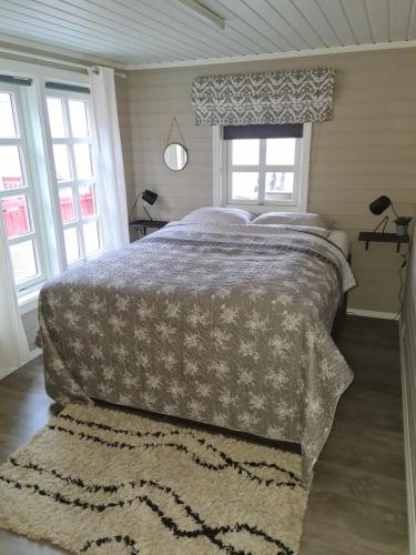 波多Feriehus ved Saltstraumen的一间卧室设有床、窗户和地毯。