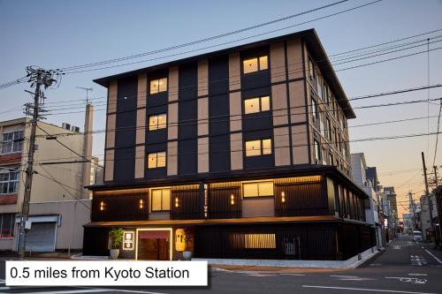 京都MONday Apart Premium KYOTO Station的城市街道上一座高大的建筑,窗户