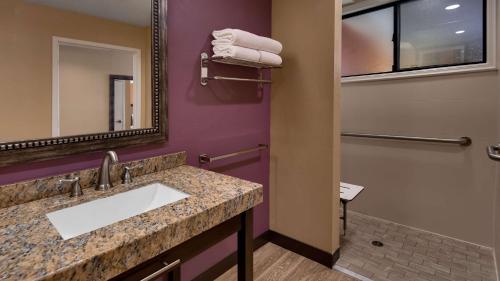 佩吉贝斯维斯特鲍威尔湖酒店 的一间带水槽和镜子的浴室