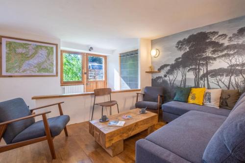 夏蒙尼-勃朗峰Loft-chalet with exterior and view in Chamonix的带沙发和咖啡桌的客厅