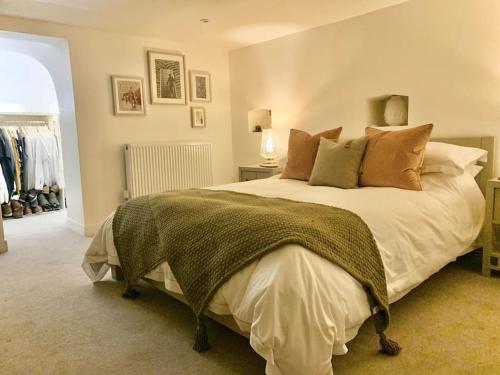 诺里奇City Apartment, 2 min walk to Norwich centre.的一间卧室配有一张带枕头的大床