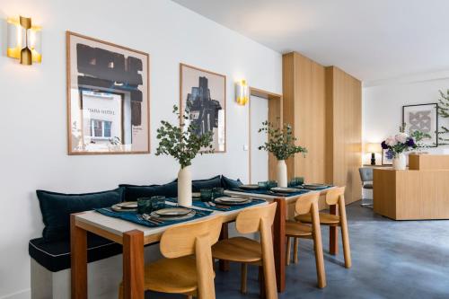 巴黎Baba Hotel的一间带桌椅的用餐室