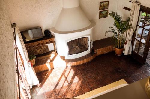 危地马拉安地瓜可可精品住宿加早餐旅馆的享有带壁炉的客厅的顶部景致。