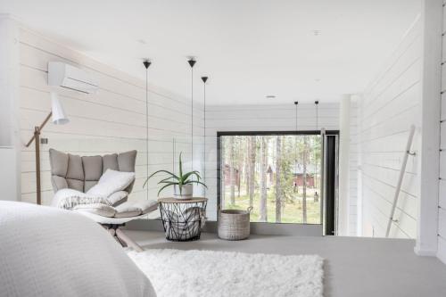 穆奥尼奥Polaris Villas的白色卧室配有椅子和窗户